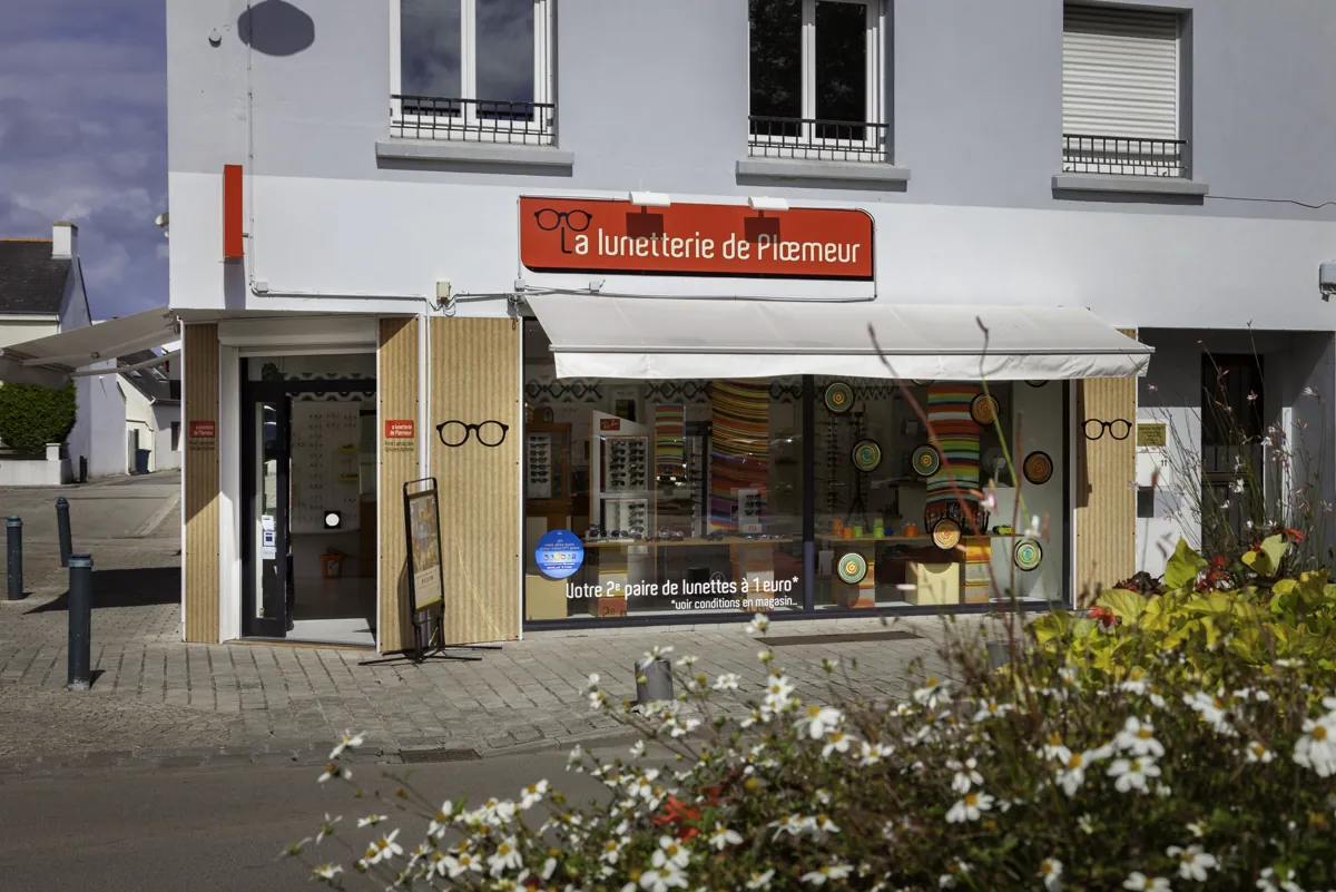 Devanture de La Lunetterie de Ploemeur, place de l'Église, store rouge