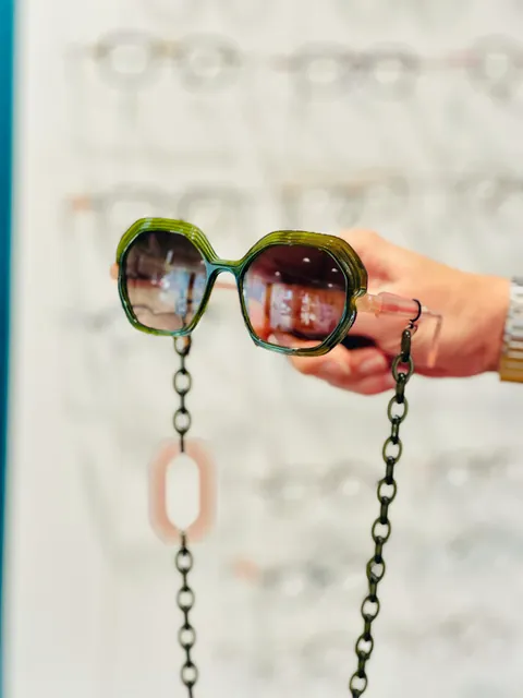 Lunettes de soleil avec chaîne, La Lunetterie de Ploemeur